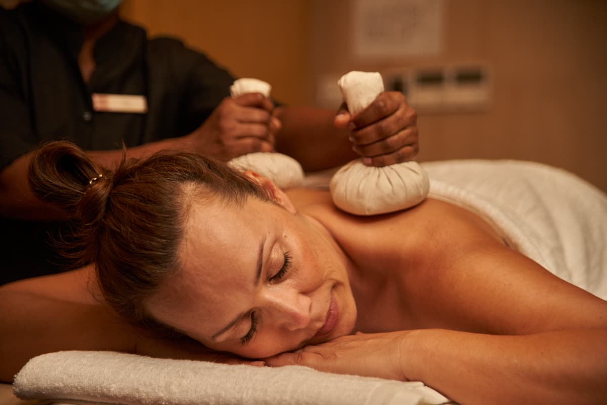 Clothes-On express massage at 22 Ayur