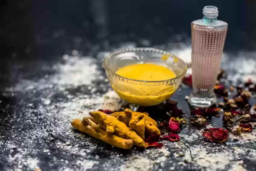 Golden turmeric bath with Ubtan scrub at 22 Ayur
